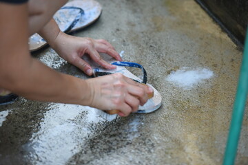 Clean the shoes with water by hand.