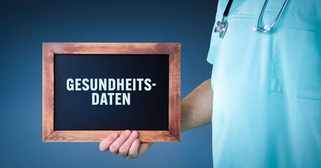 Elektronische Gesundheitsdaten (Patient). Arzt zeigt Schild/Tafel mit Holz Rahmen. Hintergrund blau