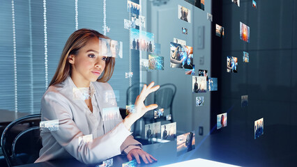 ホログラム映像を見る女性　ビジュアルコンテンツ