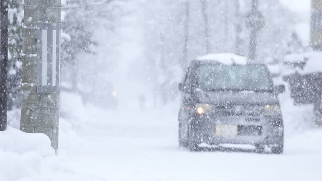 雪が降る街　道路　冬　2月