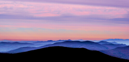 Fototapeta na wymiar sunset in silhouetted mountains