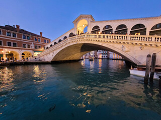 Fototapeta na wymiar Rialto bridge in Venice during night 