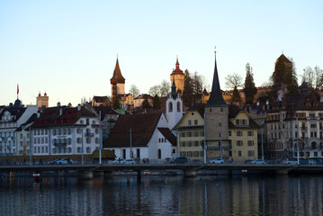 Obraz premium Cityscape of Luzern with lake Lucerne in the foreground on a sunny winter morning. Photo taken February 9th, 2022, Lucerne, Switzerland.