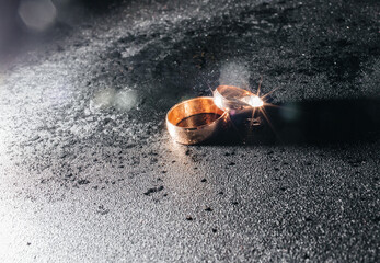 wedding rings water drops