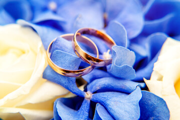 Wedding rings are on the wedding bouquet

