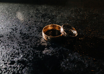 wedding rings water drops