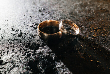 wedding rings water drops