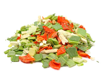 Getrocknetes buntes Suppengemüse vor weißem Hintergrund