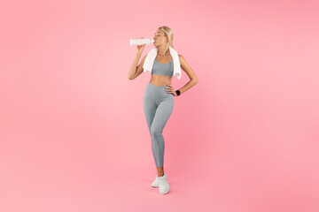 Fototapeta na wymiar Sporty woman drinking water from bottle after exercising