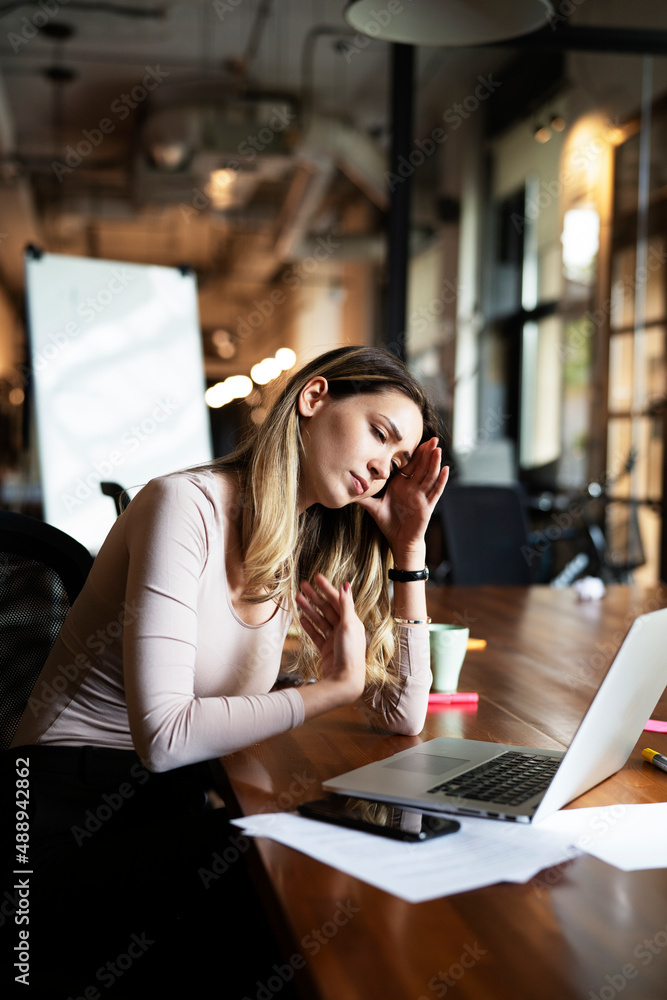 Wall mural Businesswoman working on laptop. Portrait of beautiful businesswoman in the office.