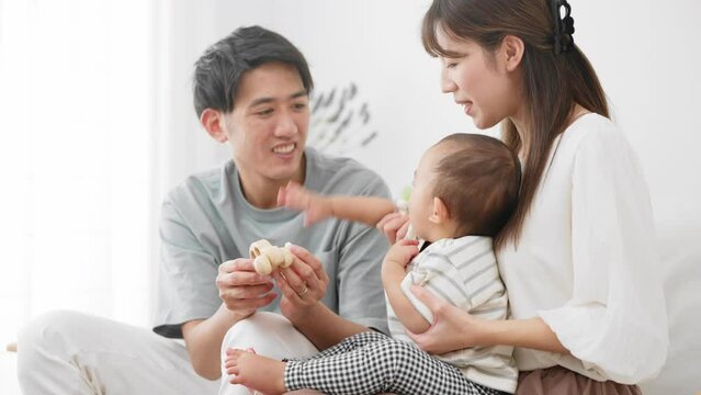 赤ちゃんをあやす両親