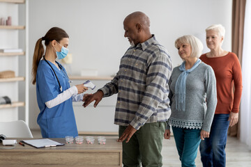 Obraz premium Multiracial group of senior people checking body temperature