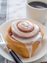 シナモンロールとホットコーヒー