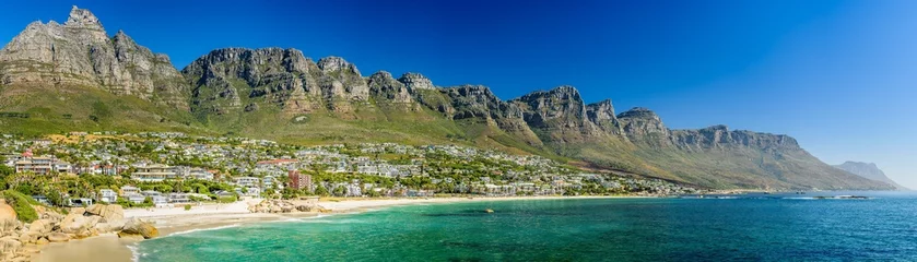 Foto op Plexiglas anti-reflex Tafelberg Camps Bay Beach met Twaalf Apostelen op de achtergrond.