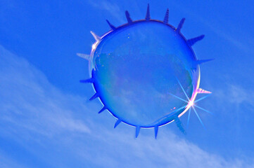 Die Coronablase: Eine Riesenseifenblase in Form von einem Coronavirus schwebt zum Himmel