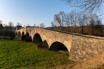 Fototapeta premium Alte Thurbrücke in Bischofszell bei Sonnenuntergang