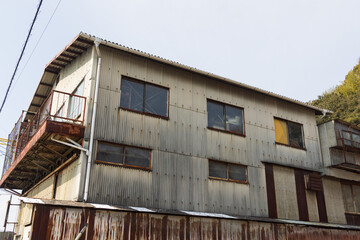 日本の岡山県笠岡市のとても古くて美しい建物