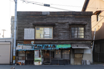 日本の岡山県笠岡市のとても古くて美しい建物