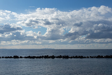 雲と水平線と海