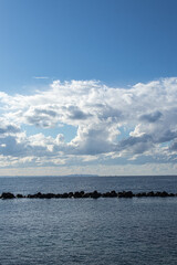 雲と水平線と海