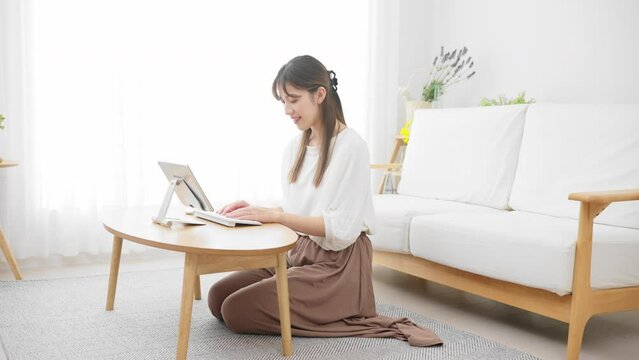 タブレットパソコンを使う若い女性