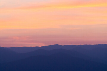 Après un couché de soleil sur les montagnes d'Espagne destination voyage ensoleillé, ciel rosé fond d'écran