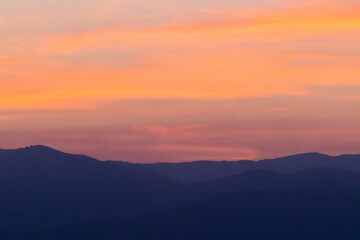 Fototapeta premium Après un couché de soleil sur les montagnes d'Espagne destination voyage ensoleillé, ciel rosé