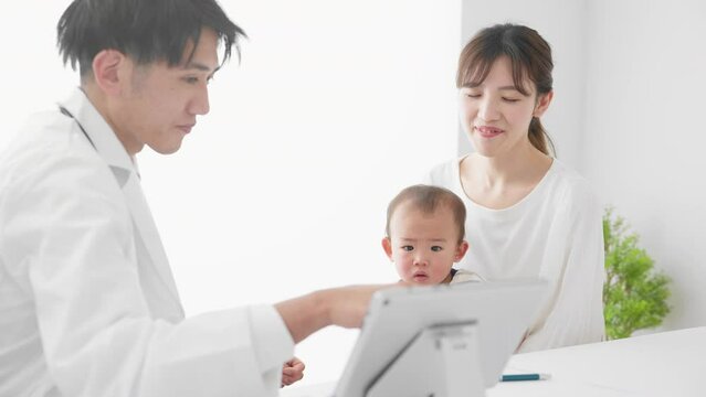 定期検診を受ける赤ちゃん　医療イメージ