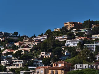 Foto auf gebürstetem Alu-Dibond Villefranche-sur-Mer, Französische Riviera Blick auf luxuriöse Apartmentgebäude und Ferienhäuser am Hang eines Hügels oberhalb der kleinen Stadt Villefranche-sur-Mer an der französischen Riviera.