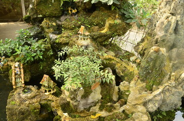 Different Vietnam images, streets, markets, temples, buildings, rivers, beaches, and national parks.