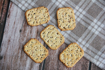 crispy diet crackers with cumin and quinoa seeds