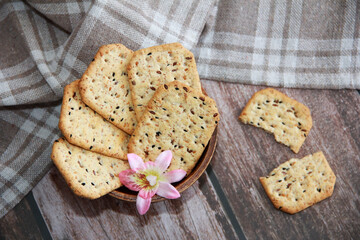 crispy diet crackers with cumin and quinoa seeds