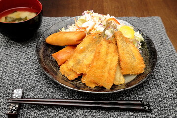 魚フライと春巻き2本とサラダと味噌汁