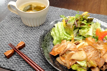 豚の生姜焼きと味噌汁