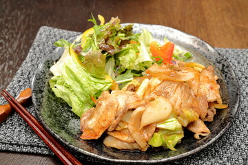 豚の生姜焼きとマットと茶色の箸