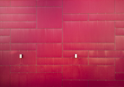 Facade with red panels. HPL panel architecture.
Fassade mit roten Platten. HPL-Platte Architektur.