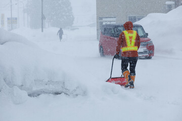 冬に雪寄せ作業をしている男性　スノーダンプ