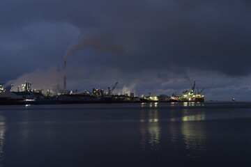 Fototapeta premium SDGs！えんとつ町の煙と空模様！周南市コンビナートの光と工場汚染問題と子供達の未来社会