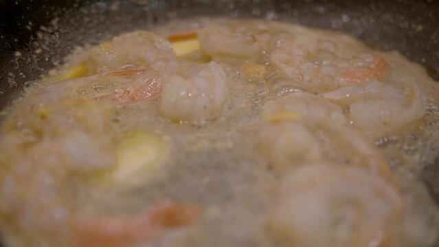 smażenie krewetek na patelni, smażenie krewetek, krewetki, krewetki z masłem i czosnkiem, frying prawns in a pan, frying prawns, prawns, prawns with butter and garlic,