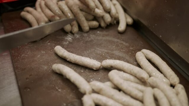 krojenie białej kiełbasy, biała kiełbasa, slicing white sausage, white sausage,