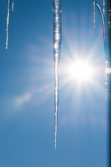 光に照らされるつらら