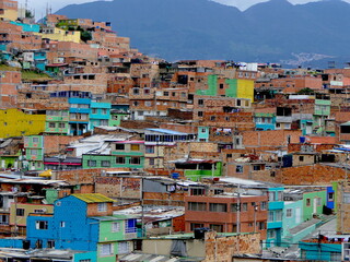 Sicht auf das Armenviertel El Paraiso in Bogota, Kolumbien