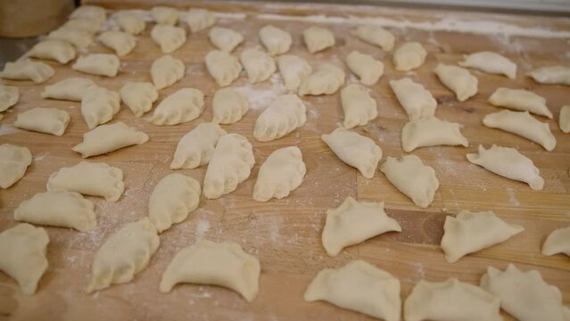 pierogi, przygotowanie pierog&oacute;w, lepienie pierog&oacute;w, dumplings, preparing dumplings, making dumplings,
