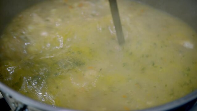 mieszanie zupy, mieszanie zupy po wsypaniu przypraw / mixing the soup, mixing the soup after adding spices  