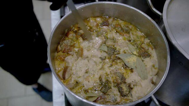 mieszanie zupy, mieszanie zupy po wsypaniu przypraw / mixing the soup, mixing the soup after adding spices  