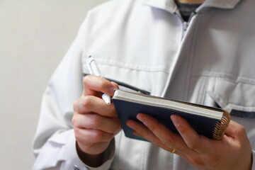 仕事中のメモをとる動作