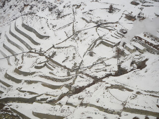 雪化粧した山間部の景色
