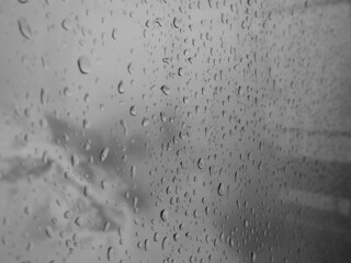 窓についた雨の水滴