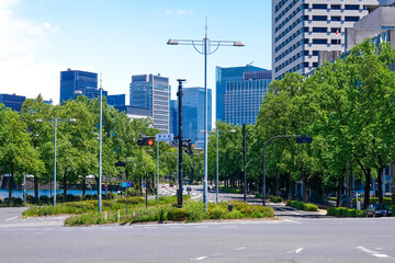 国会議事堂の建つ国会正門前交差点から皇居外苑を取巻く高層ビル群（東京都千代田区）