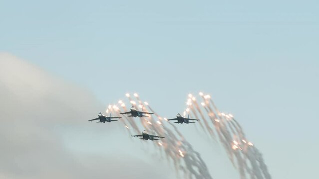 The combat power of Russia. Four fighters fire thermal missiles, and one plane goes into rotation.